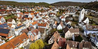Der Ortskern von Aidlingen soll verkehrsberuhigt werden, zumindest testweise mal für drei Monate im kommenden Sommer. Von links unten im Bild führt die Bachgasse bis fast vors Rathaus. Bild: Richter