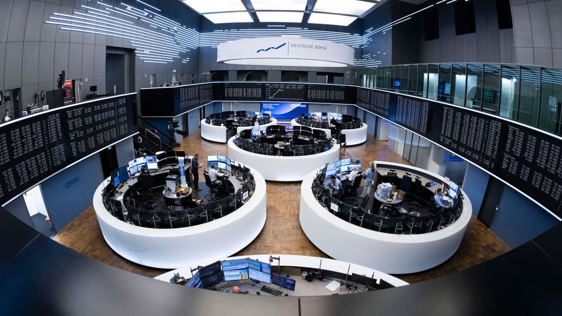 Handelssaal der Frankfurter Börse: Die Dax Konzerne legen im Tagesgeschäft zu (Archivbild)