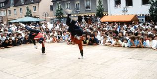 Breakdancer auf der Bühne am Marktplatz zum „Altstadtfest Böblinger Jahrmarkt“ vom 1. bis 3. Juni 1984.	Bilder: Stadt Böblingen