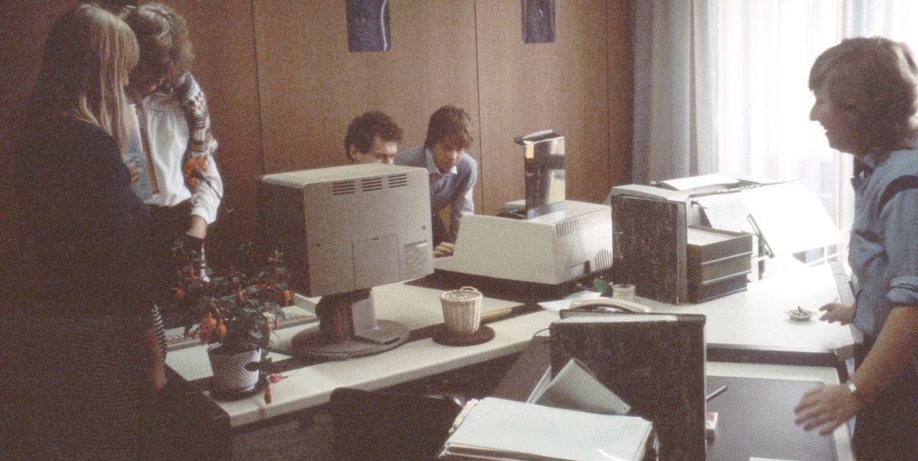 „Faszination Computer – Besucher bestaunen beim Tag der Offenen Tür im Rahmen des Altstadtfests 1984 die moderne Büroausstattung im Neuen Rathaus.
