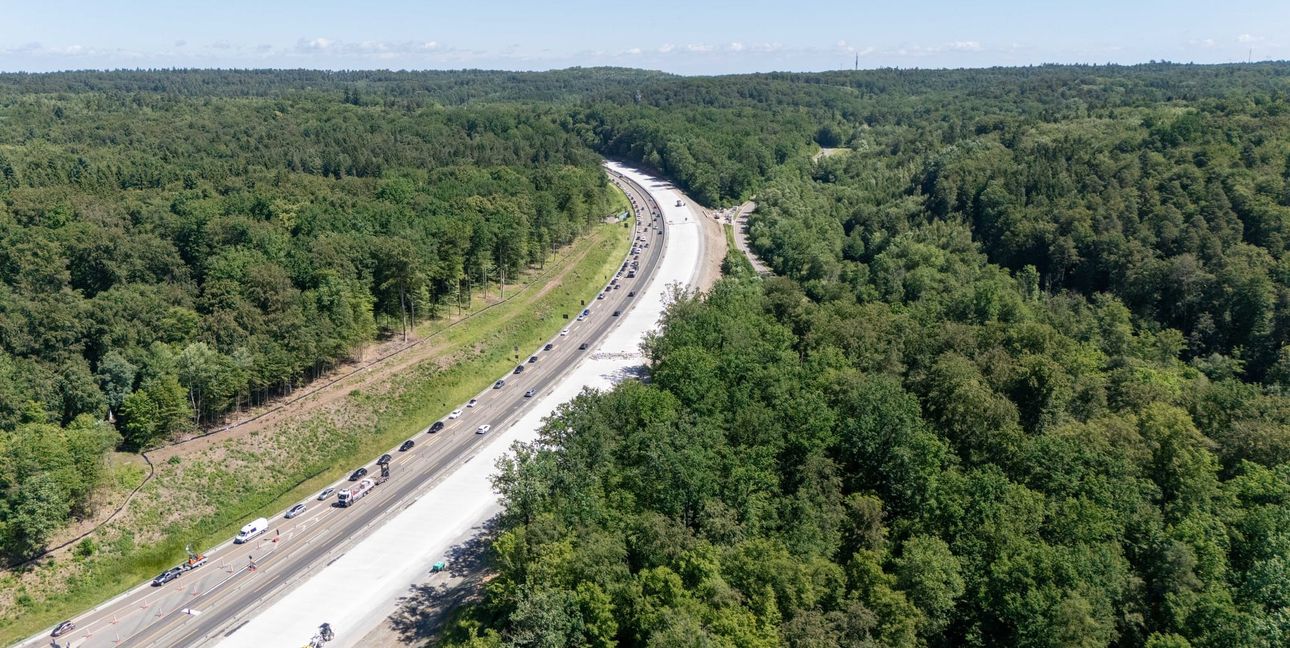 Demnächst fließt der Verkehr auf der neuen, hellen Betonfahrbahn.