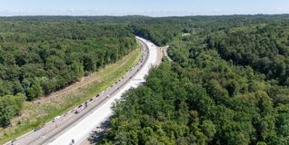 Demnächst fließt der Verkehr auf der neuen, hellen Betonfahrbahn.