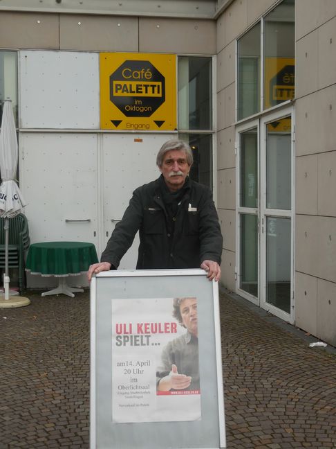 Manfred Zöller vor seinem Café Paletti im Sindelfinger Oktogon.	(Bild: P. Bausch)
