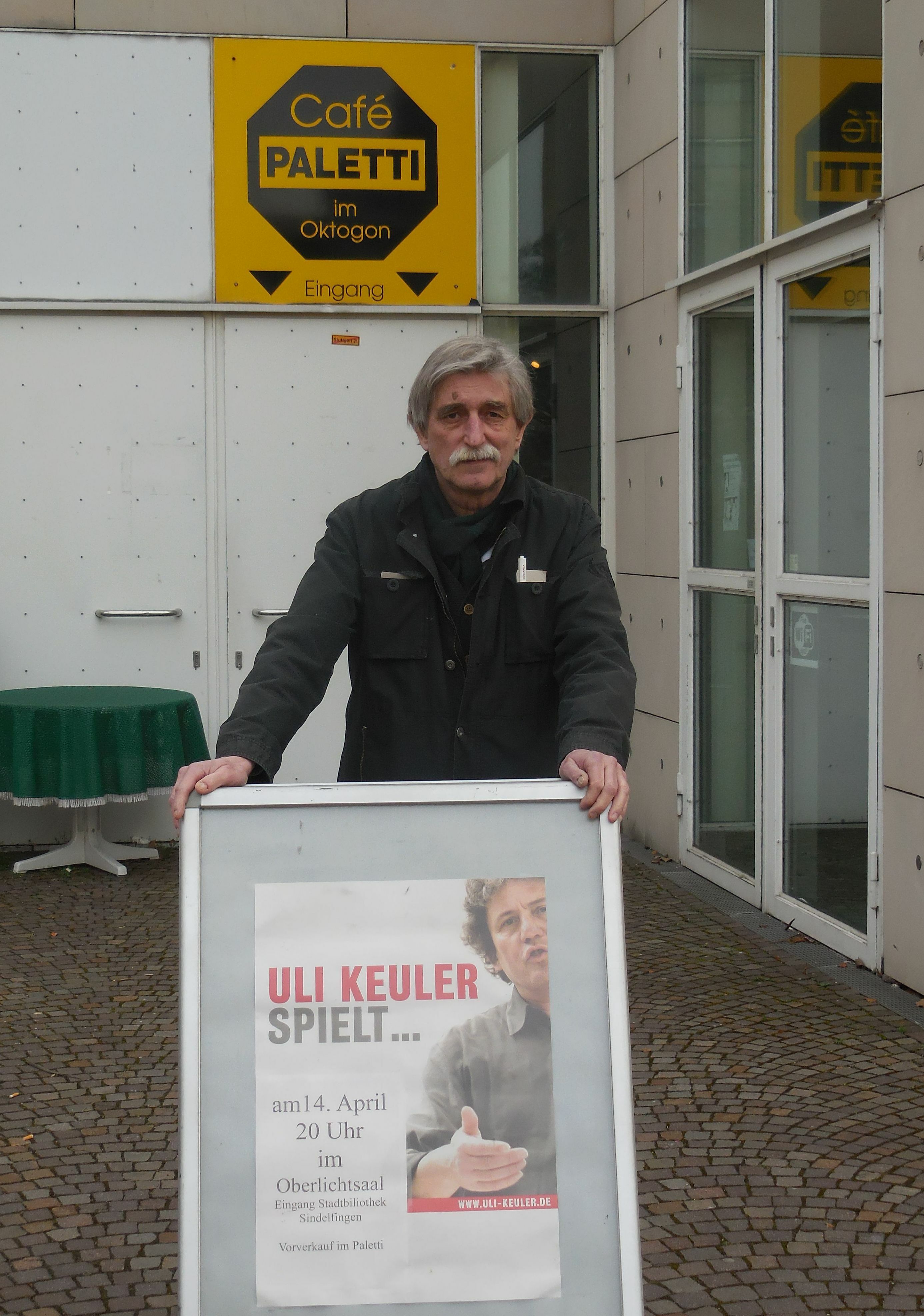 Manfred Zöller vor seinem Café Paletti im Sindelfinger Oktogon.	(Bild: P. Bausch)