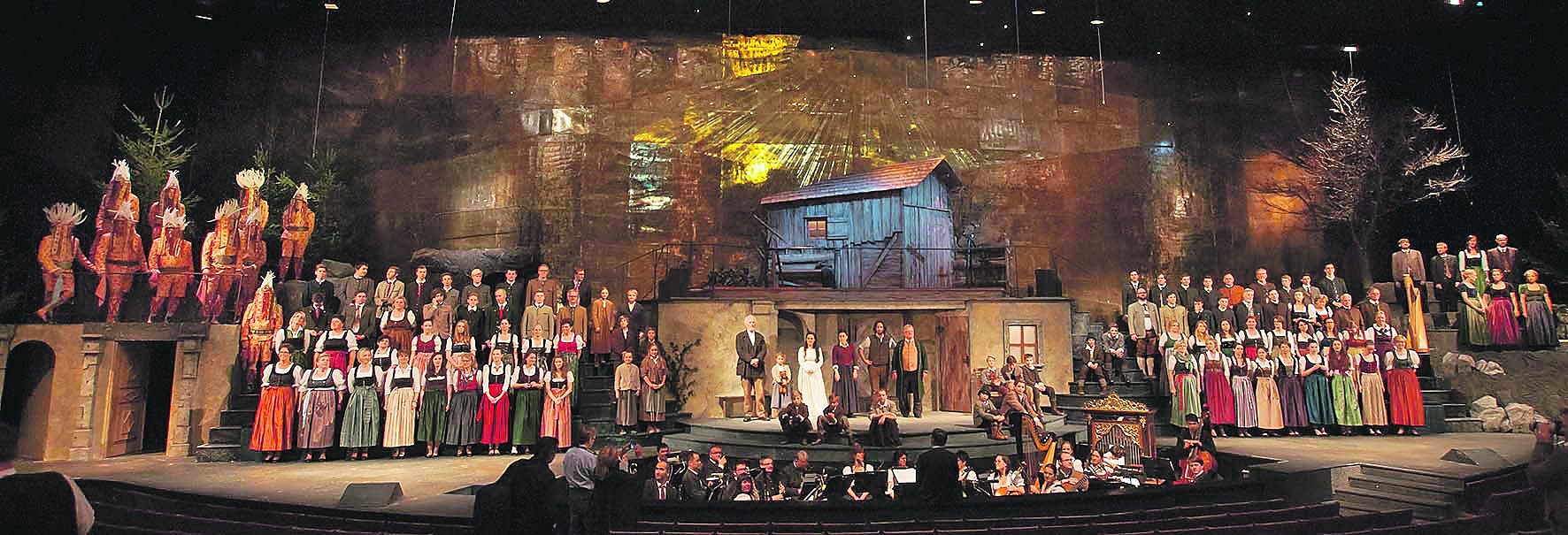 Im Großen Festspielhaus ist die Entstehungsgeschichte des Liedes „Stille Nacht“ zu erleben. Bild: z