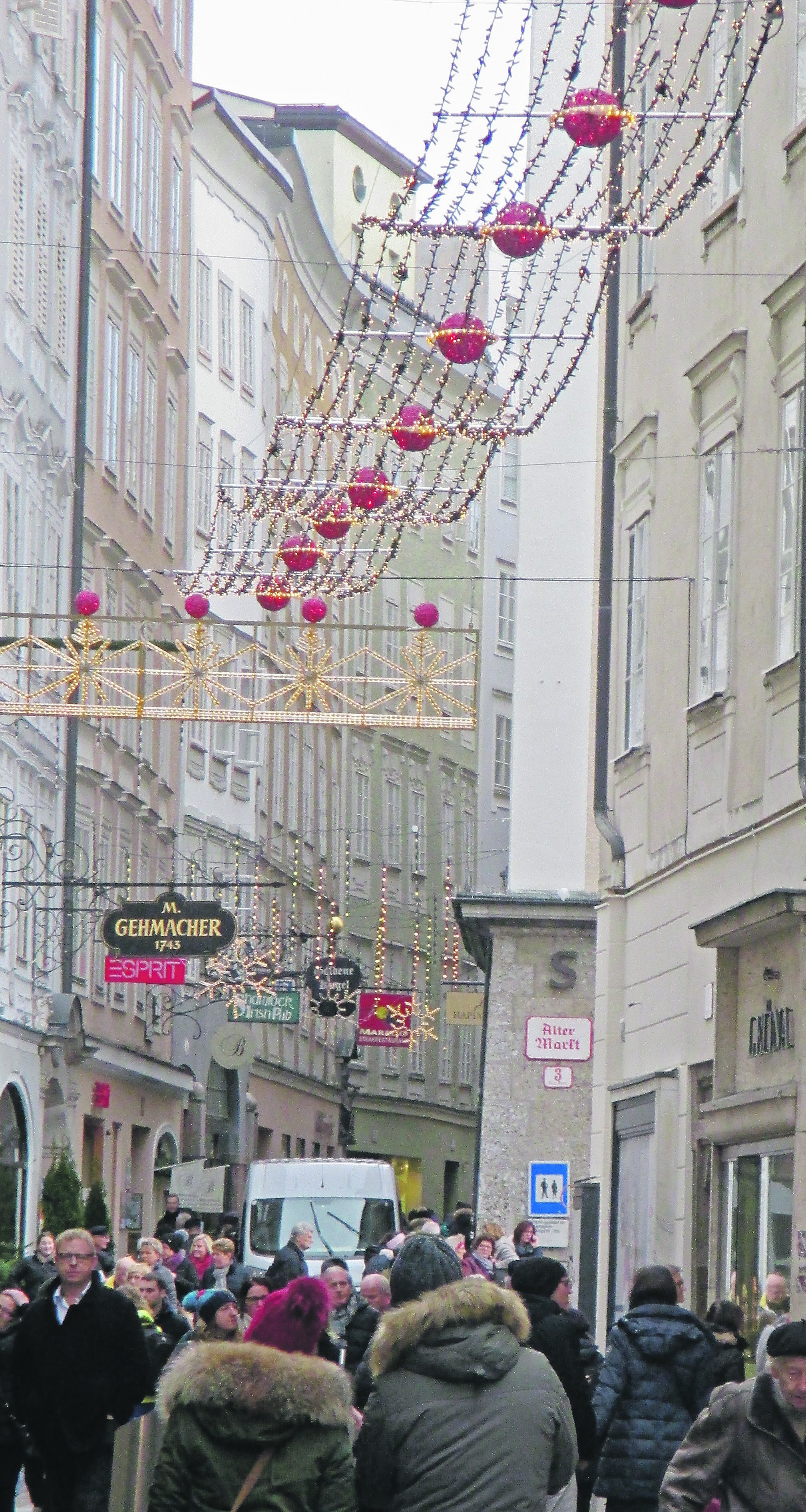 Weihnachtlich geschmückt zeigt sich die Salzburger Altstadt. Bilder: Bausch
