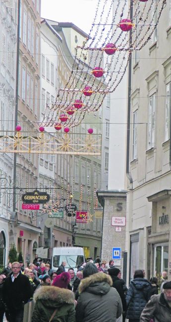 Weihnachtlich geschmückt zeigt sich die Salzburger Altstadt. Bilder: Bausch