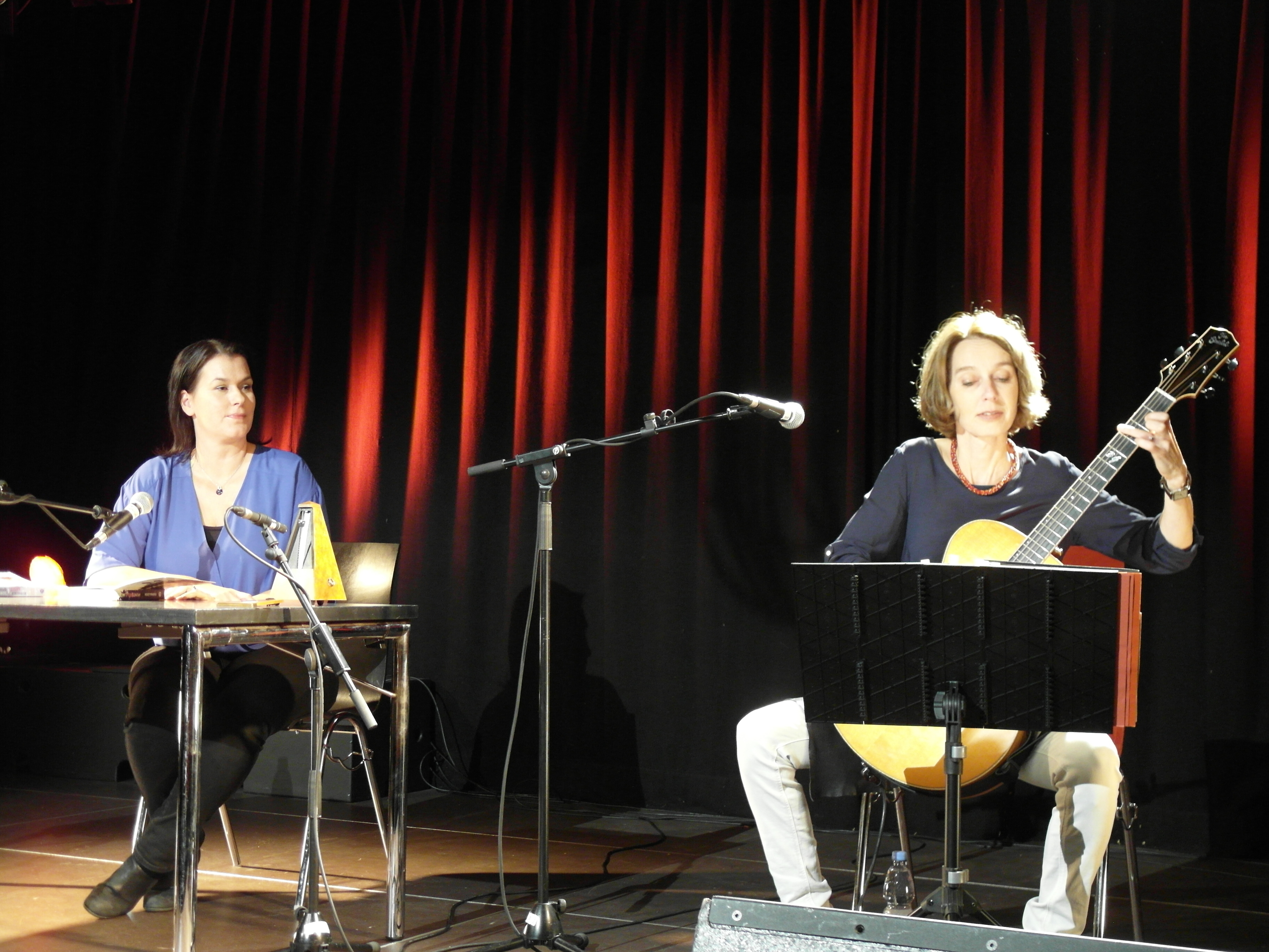 Im Rahmen der Literaturtage Böblingen / Sindelfingen  ist die Sindelfinger Autorin Farina Eden (links)  gemeinsam mit der Gitarristin Barbara Gräsle im Kulturpavillon der Interessengemeinschaft Kultur zu Gast gewesen.