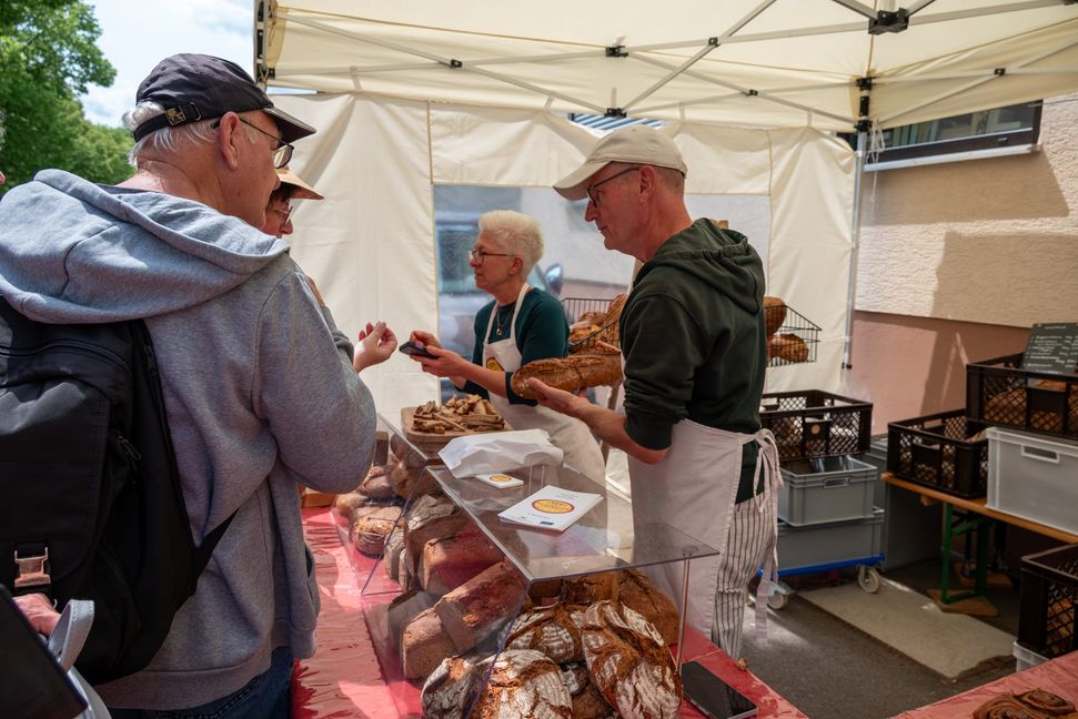 Sauerteigbäckerin Katharina und ihr Mann Ralf sind das erster Mal auf dem Markt.