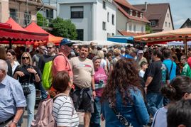 Fast kein Durchkommen gab es bei strahlendem Sonnenschein am Montag auf dem Pfingstmarkt.