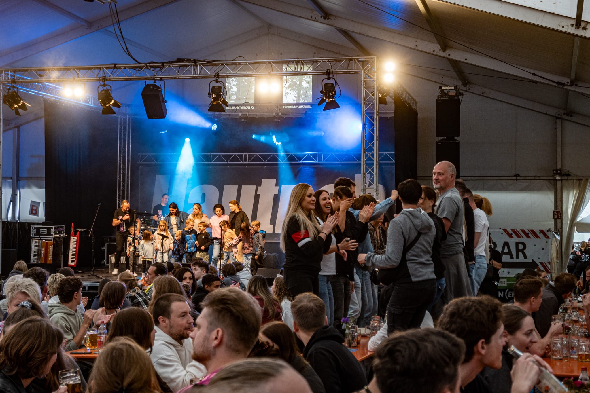Am Samstagabend sorgte die Band „Hautnah“ für Stimmung im Festzelt.