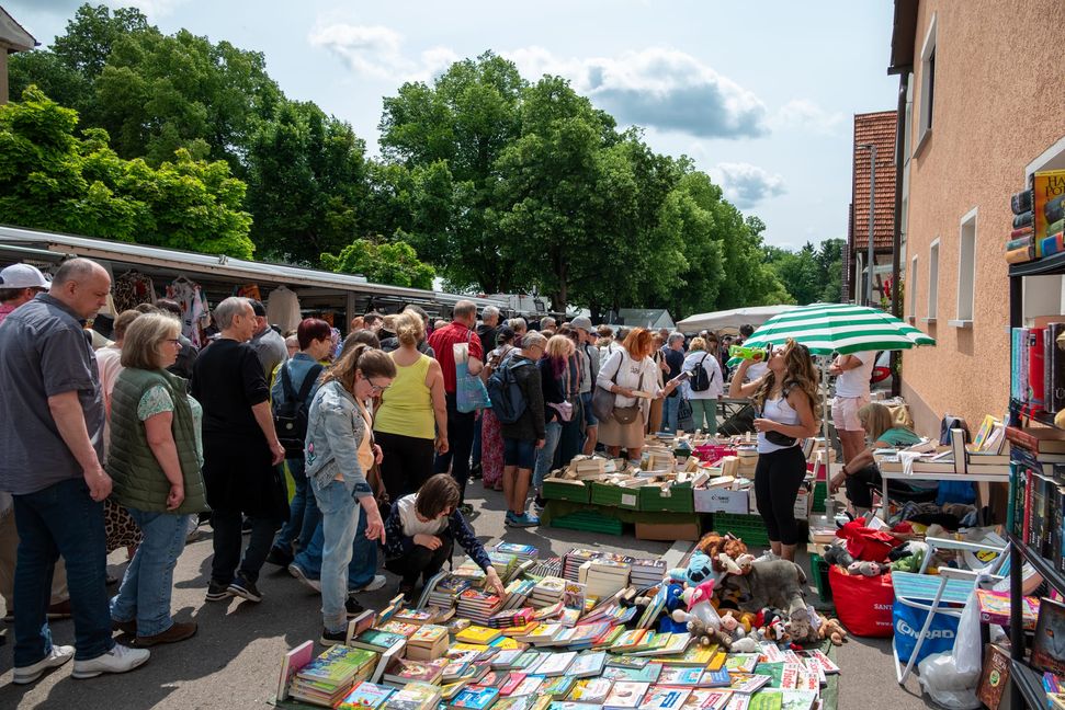 Die Auswahl an den Ständen war groß und so mancher versorgte sich hier mit nützlichem, notwendigen, aber auch mit Dingen die einfach gefallen.