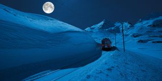 Vollmond über der Bahnstrecke.