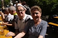 Erst das Maibaumstellen, dann die Hocketse. Beste Stimmung beim Maichinger Bürgerhaus.