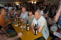 Erst das Maibaumstellen, dann die Hocketse. Beste Stimmung beim Maichinger Bürgerhaus.