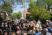 Erst das Maibaumstellen, dann die Hocketse. Beste Stimmung beim Maichinger Bürgerhaus.