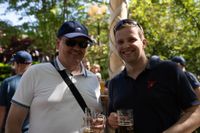 Erst das Maibaumstellen, dann die Hocketse. Beste Stimmung beim Maichinger Bürgerhaus.