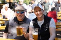 Erst das Maibaumstellen, dann die Hocketse. Beste Stimmung beim Maichinger Bürgerhaus.