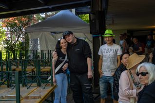 Erst das Maibaumstellen, dann die Hocketse. Beste Stimmung beim Maichinger Bürgerhaus.
