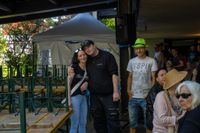 Erst das Maibaumstellen, dann die Hocketse. Beste Stimmung beim Maichinger Bürgerhaus.