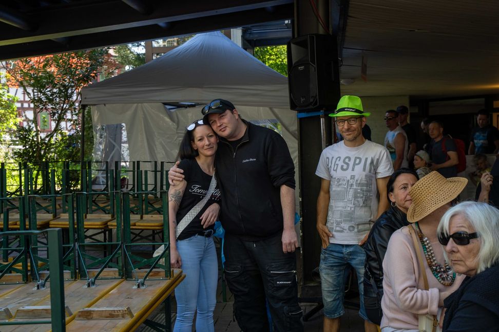 Erst das Maibaumstellen, dann die Hocketse. Beste Stimmung beim Maichinger Bürgerhaus.