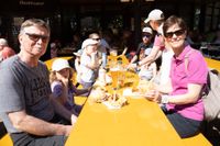Erst das Maibaumstellen, dann die Hocketse. Beste Stimmung beim Maichinger Bürgerhaus.