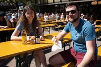 Erst das Maibaumstellen, dann die Hocketse. Beste Stimmung beim Maichinger Bürgerhaus.