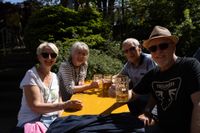 Erst das Maibaumstellen, dann die Hocketse. Beste Stimmung beim Maichinger Bürgerhaus.