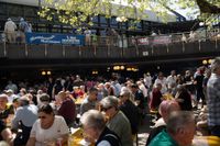 Erst das Maibaumstellen, dann die Hocketse. Beste Stimmung beim Maichinger Bürgerhaus.