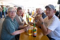 Erst das Maibaumstellen, dann die Hocketse. Beste Stimmung beim Maichinger Bürgerhaus.