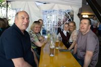 Erst das Maibaumstellen, dann die Hocketse. Beste Stimmung beim Maichinger Bürgerhaus.