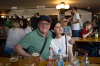 Erst das Maibaumstellen, dann die Hocketse. Beste Stimmung beim Maichinger Bürgerhaus.