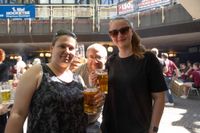 Erst das Maibaumstellen, dann die Hocketse. Beste Stimmung beim Maichinger Bürgerhaus.