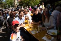 Erst das Maibaumstellen, dann die Hocketse. Beste Stimmung beim Maichinger Bürgerhaus.