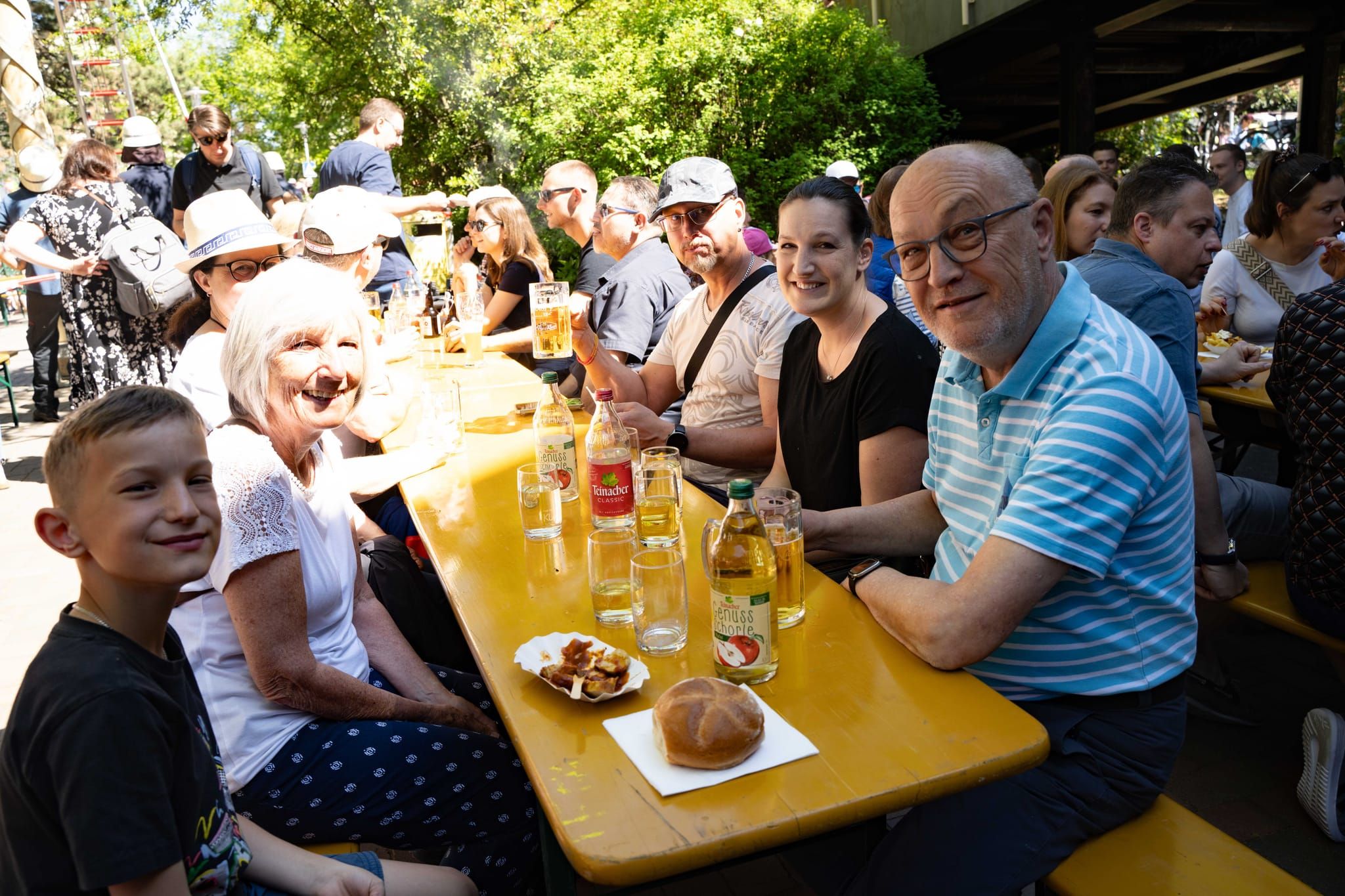Erst das Maibaumstellen, dann die Hocketse. Beste Stimmung beim Maichinger Bürgerhaus.