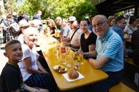 Erst das Maibaumstellen, dann die Hocketse. Beste Stimmung beim Maichinger Bürgerhaus.