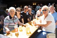 Erst das Maibaumstellen, dann die Hocketse. Beste Stimmung beim Maichinger Bürgerhaus.