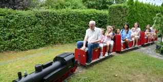 Harmut Reiser mit seiner selbstgebauten Bahn.