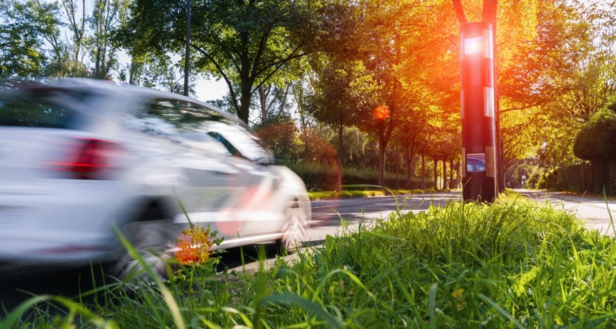 Alles Wichtige über die Diskussion um ein Verbot von Blitzer-Warn-Apps in Deutschland. Warum die Bundesländer jetzt strengere Regeln fordern und was das für Autofahrer bedeutet.