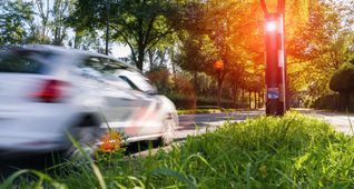 Alles Wichtige über die Diskussion um ein Verbot von Blitzer-Warn-Apps in Deutschland. Warum die Bundesländer jetzt strengere Regeln fordern und was das für Autofahrer bedeutet.