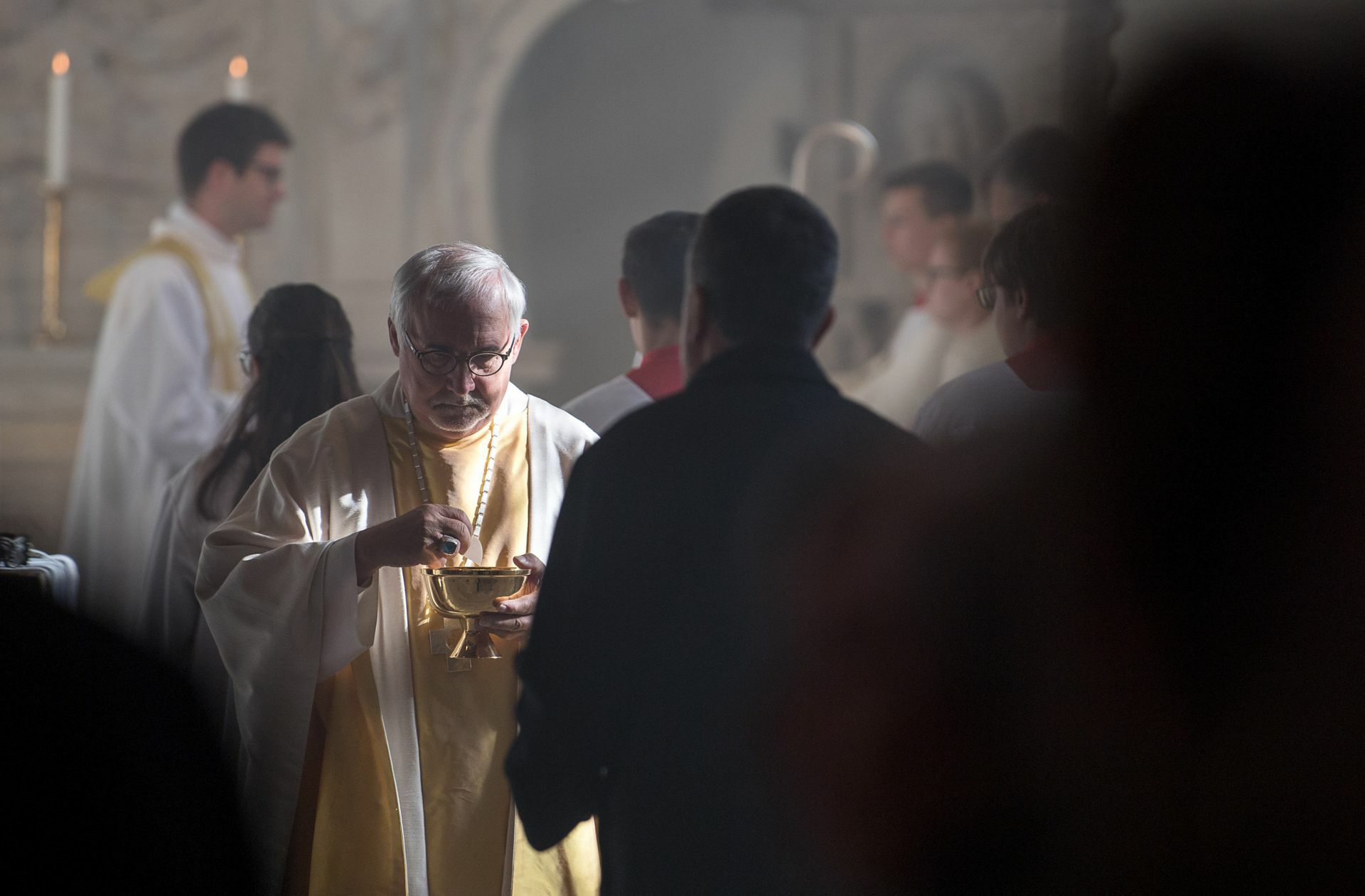 Die Eucharistie ist für Bischof Gebhard Fürst auch in Corona-Zeiten unverzichtbar. Dieses Bild entstand allerdings 2017 – heute gibt es strenge Schutzmaßnahmen.