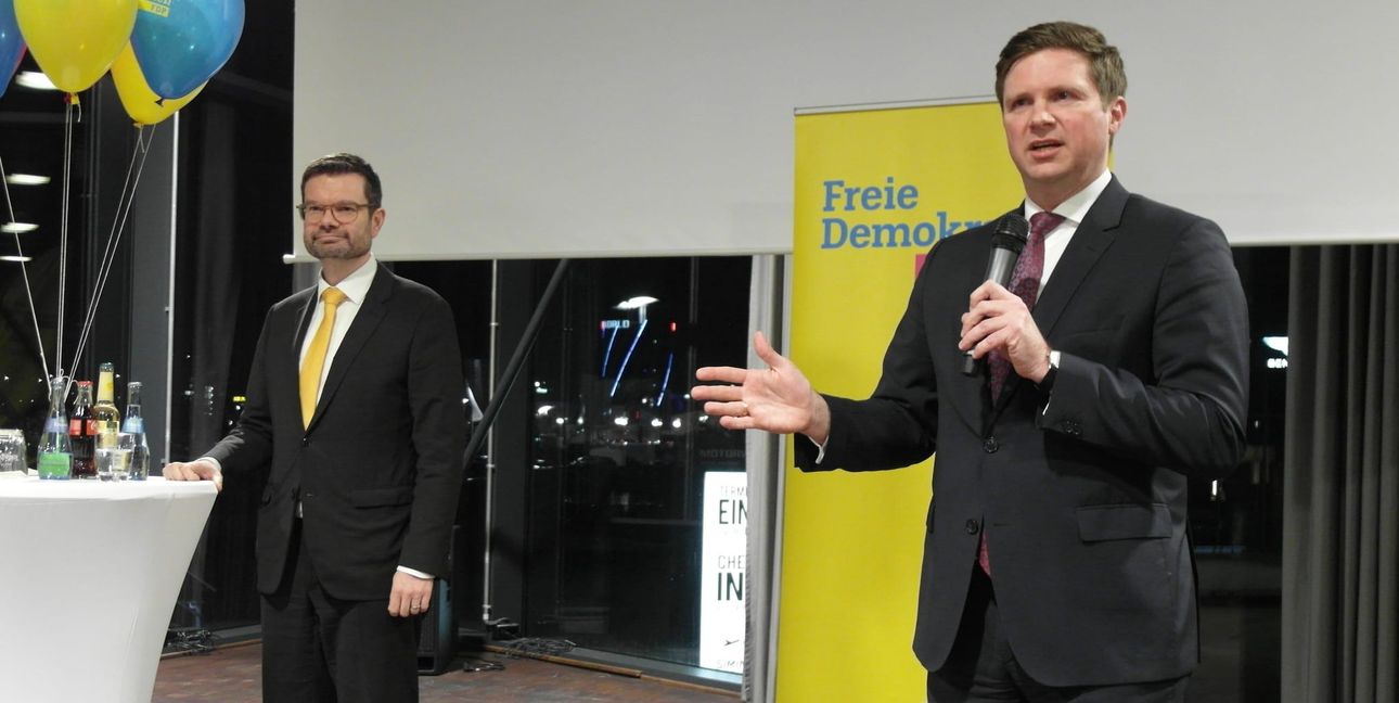 Beim Wahlkampfauftritt in der Event-Location Terminal Eins auf dem Flugfeld Böblingen/Sindelfingen haben sich der wieder kandidierende FDP-Bundestagsabgeordnete Dr. Florian Toncar (rechts) und der ehemalige Justizminister der FDP Dr. Marco Buschmann (links) vor rund 100 Gästen für die Bundestagswahl am 23. Februar mit den Themen Wirtschaft, Steuersenkungen, Bürokratieabbau und Verschlankung des Staates positioniert.