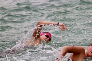 Die Sindelfingerin Emilie Saillet im Wasser. Sie behauptete sich jeweils  in dem Feld über 2,5 und 5 Kilometer.  Bild: z