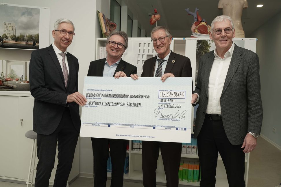 Alexander Schmidtke (von links), Geschäftsführer des Klinikverbunds Südwest, mit Gesundheitsminister Manfred  Lucha, dem Böblinger Landrat Roland Bernhard und dem Calwer Landrat Helmut Riegger. Bild: Dettenmeyer