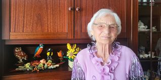 Mit fast 100 zum Lego-Fan: Gerda Steingart zeigt ihre neuesten Werke – gebaut aus hunderten bunten Steinchen.Bild: Fecht