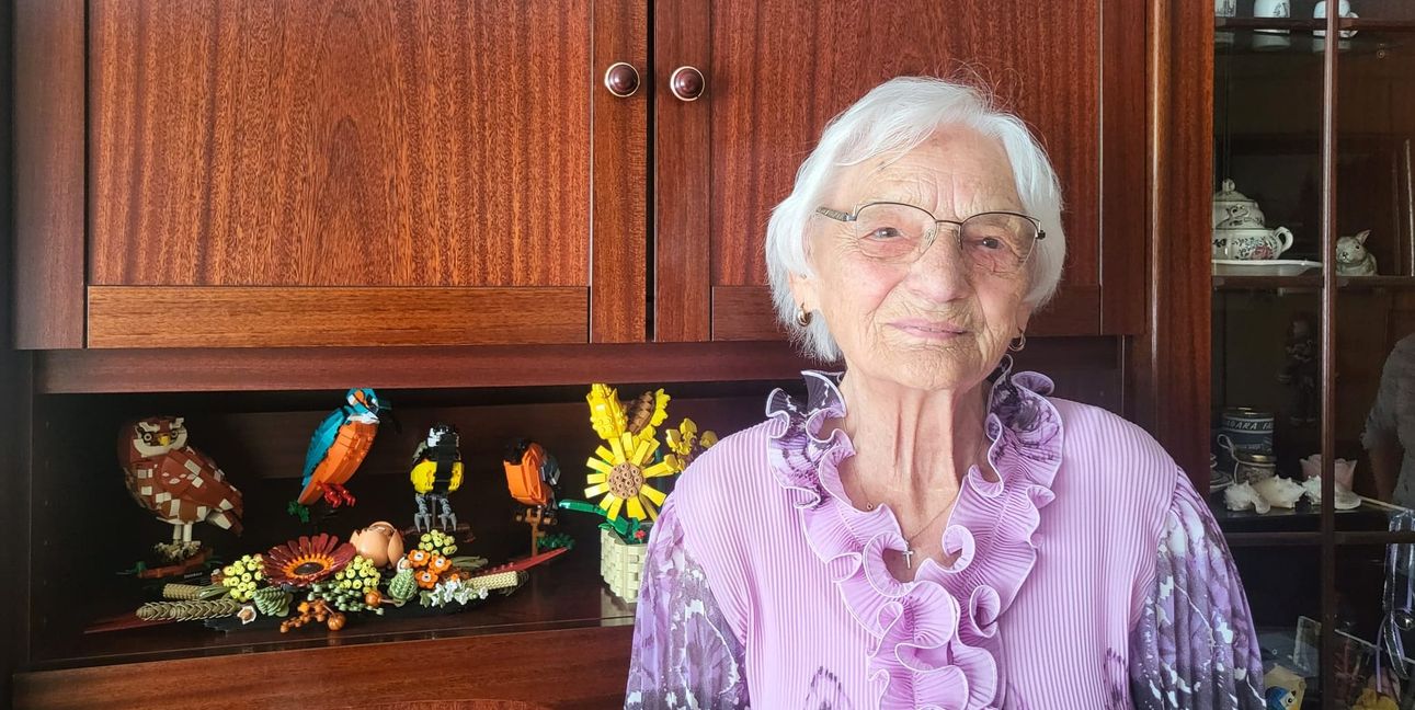 Mit fast 100 zum Lego-Fan: Gerda Steingart zeigt ihre neuesten Werke – gebaut aus hunderten bunten Steinchen.Bild: Fecht