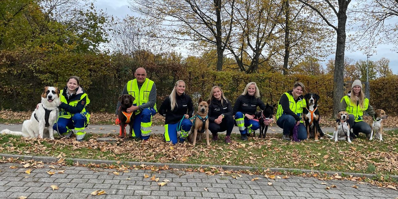 Das Mantrailing-Team: Lorina Rehfuß mit Nala, Alexander Sandhoff mit Amy, Daniela Wochelen mit Bär, Nina Fischer, Ann-Tina Schuh mit Quinn, Anne Ländner mit Nala, Alice Parhammer mit Peanut und Charlie (von links). Bild: Gospodarczyk