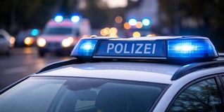 Polizeieinsatz mit Blaulicht.	Bild: KI-generiertes Symbolbild