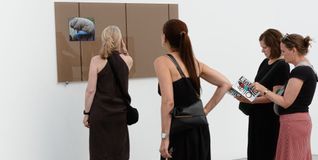 Interessiertes Publikum bei der Vernissage der Ausstellung von Olia Lialina.