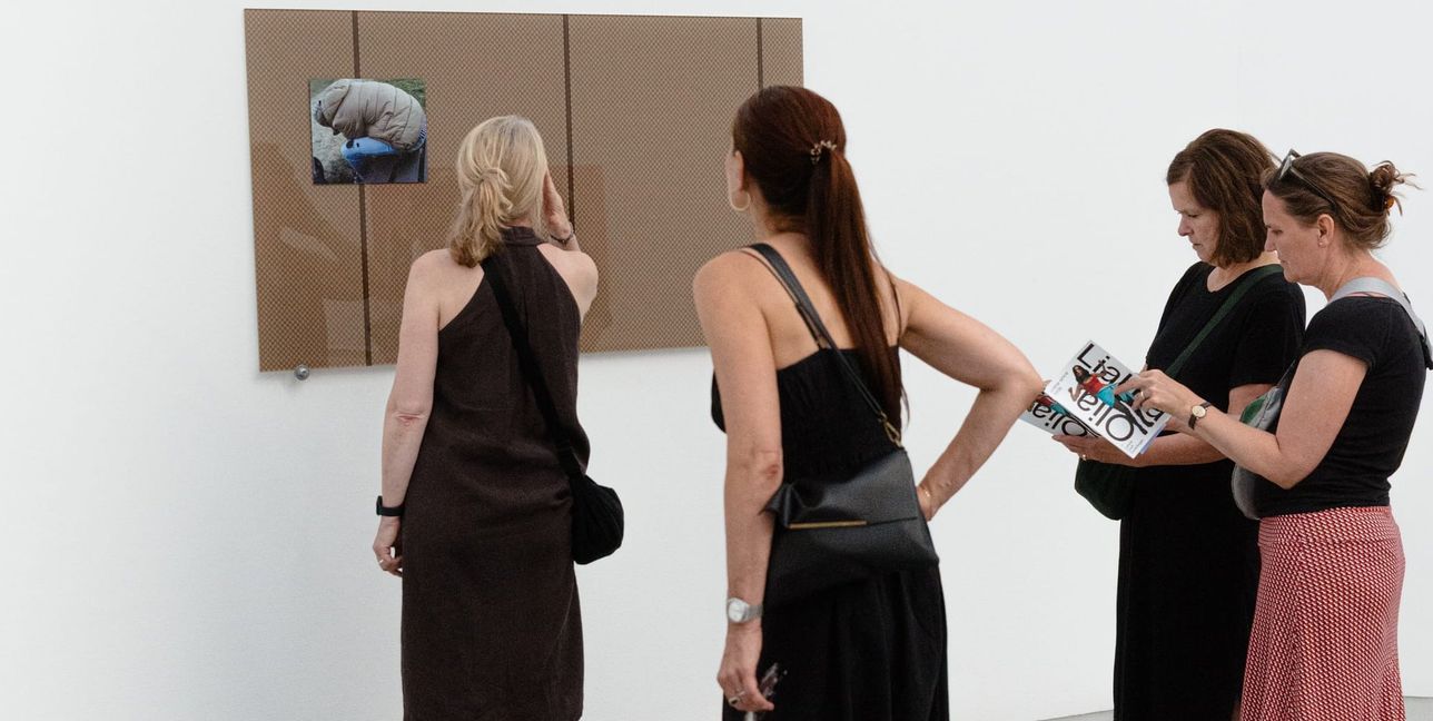 Interessiertes Publikum bei der Vernissage der Ausstellung von Olia Lialina.